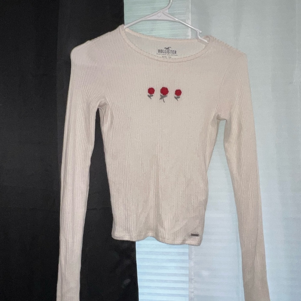 Hollister Cream Long Sleeve Fitted Top with Rose Embroidery Scoop Neck Size XS - Picture 2 of 6